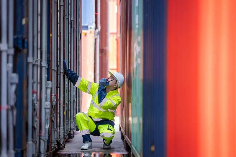 Mitarbeiter im Containerterminal eines Hafens