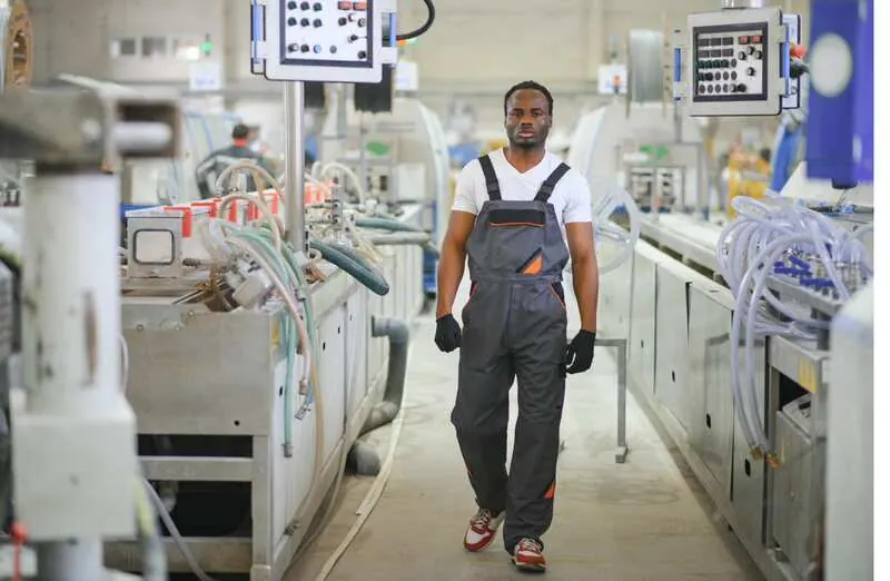 Industrietechniker in einer Fabrikhalle