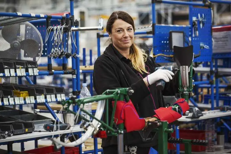 Facharbeiterin bei der Montage in der Produktion