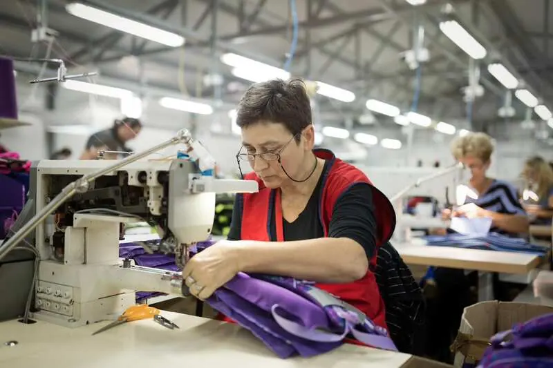 Näherin an einer Industrienähmaschine