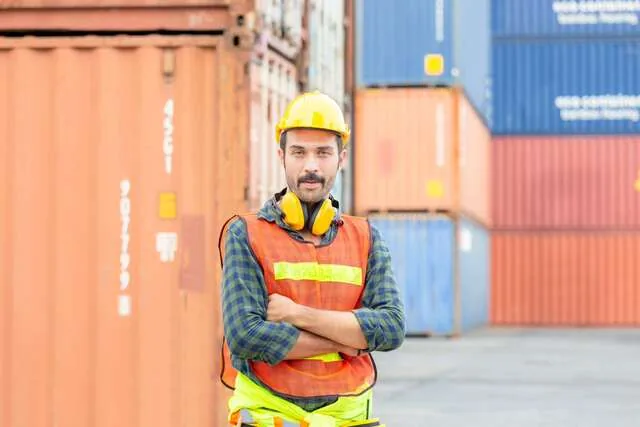 Standortleiter Duisburg vor Industrieanlage