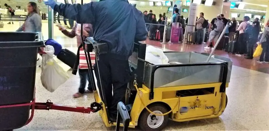 Fahrer mit Transportfahrzeug im Terminal