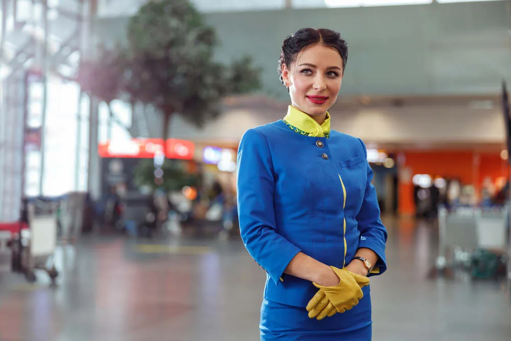 Servicekraft im Flughafenterminal