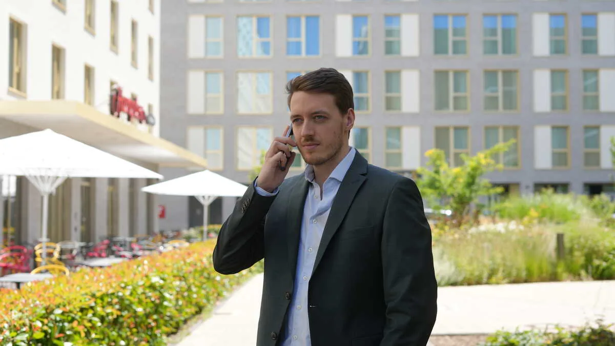 Hamsher Dakouri am Telefon
