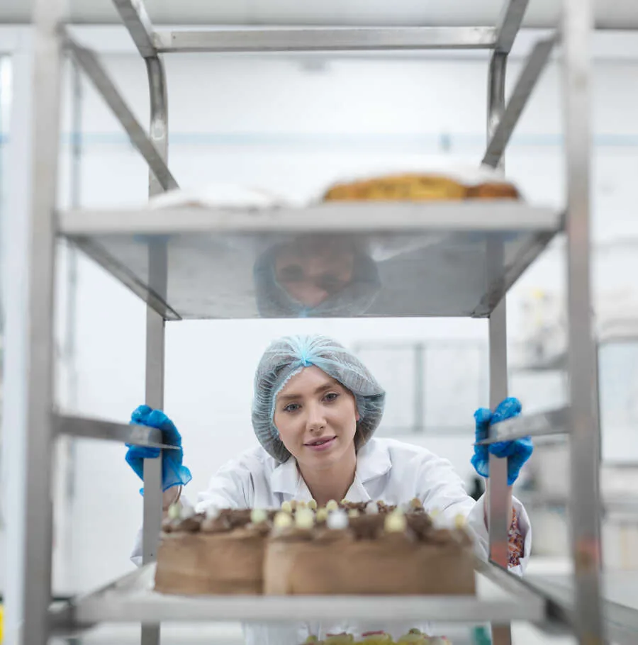 Bäckerin mit Kuchen am Stikkenwagen