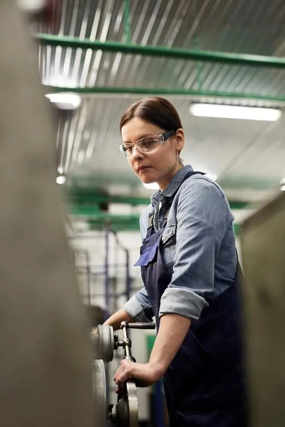 Maschinenbedienerin in der Fabrik