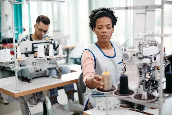 Näherin an der Industrienähmaschine