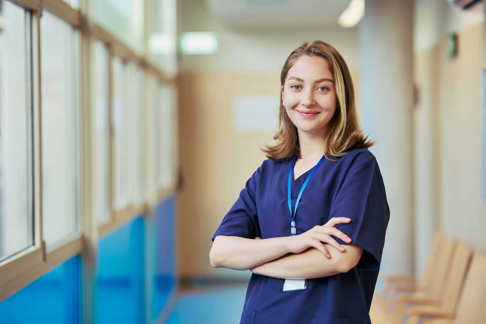 Pflegekraft im Flur einer Klinik