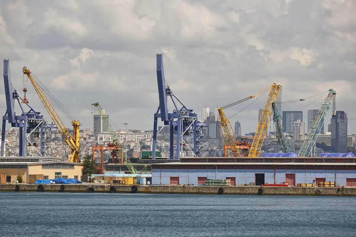 Containerkräne im Seehafen – Standbild des Imagefilms