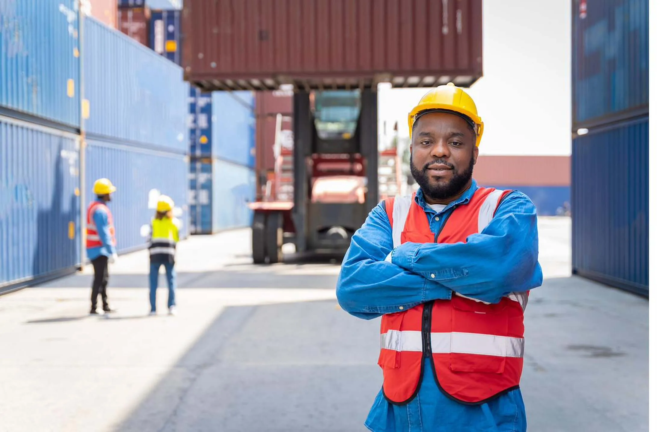 Standortleiter von Seepersonal im Hafen vor Containern