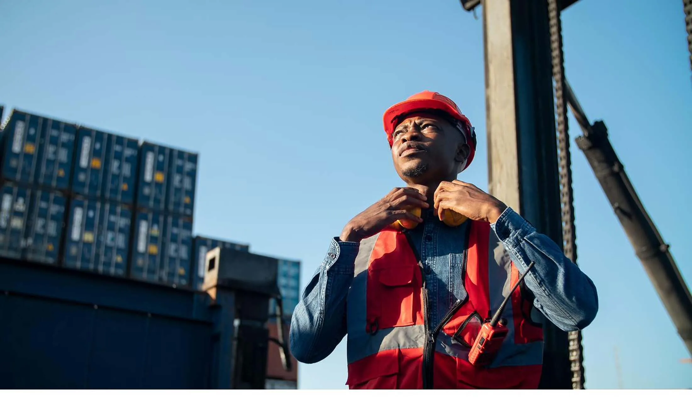 Supervisor kontrolliert eine Verladung in der Industrie