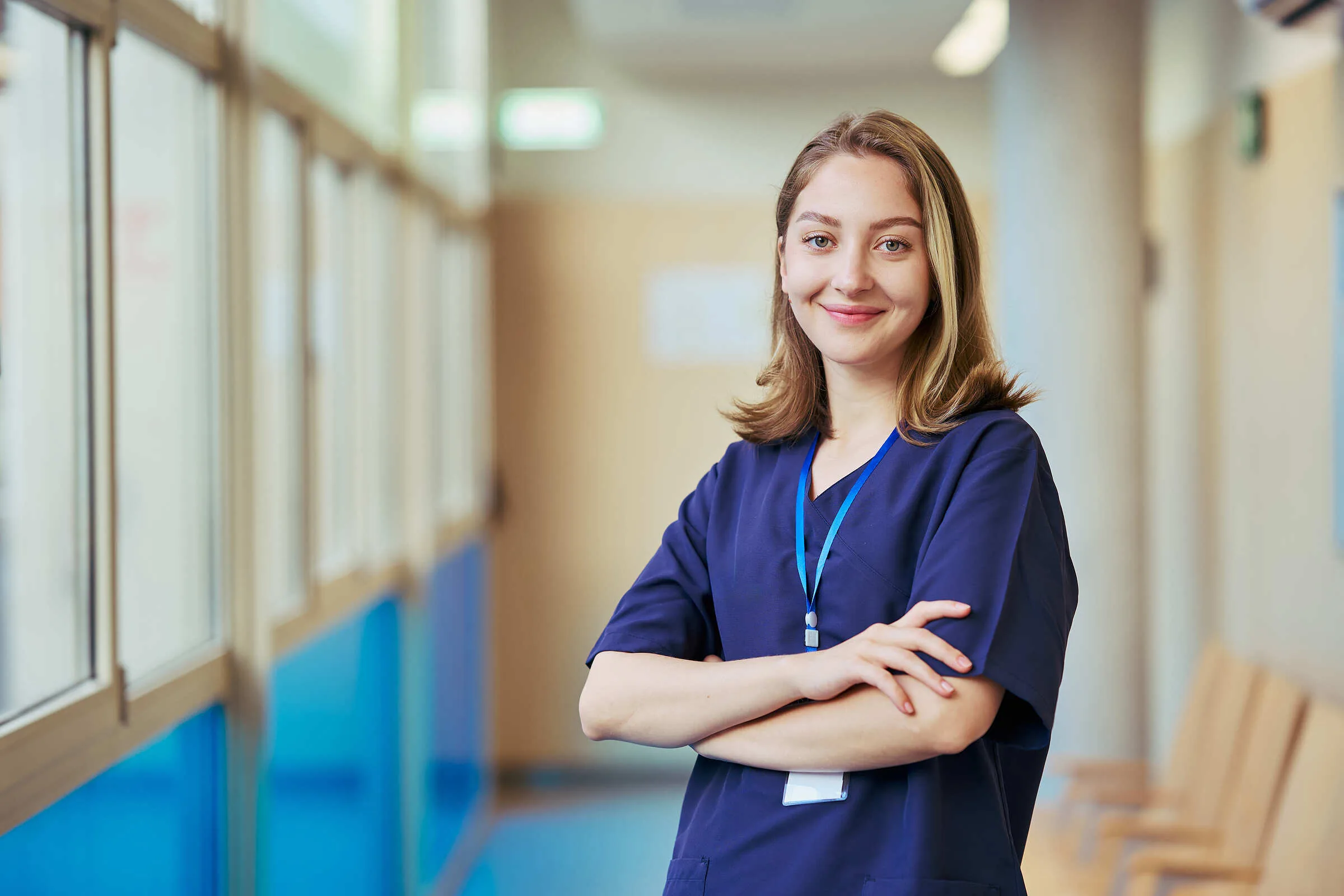 Pflegekraft im Flur einer Klinik