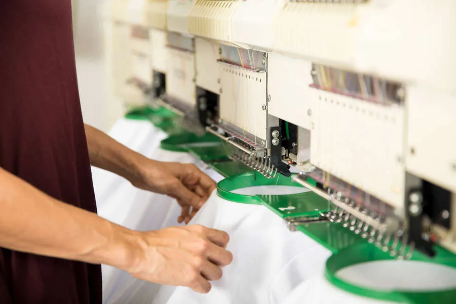 Bedienung einer Stickmaschine in der Werkstatt