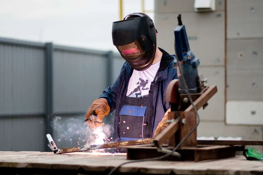 Schweißer bei handwerklicher Fertigung